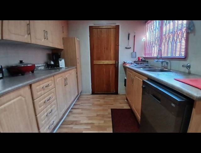 6 BEDROOM GATED ESTATE FOR SALE IN KEMPTON PARK EXT 4